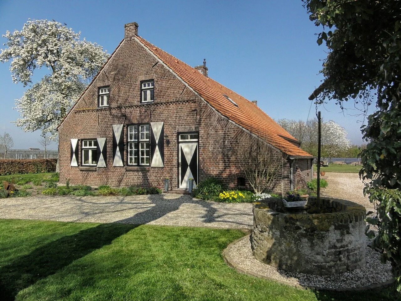 Голландская дом 3. Дом в голландском стиле. Домик в голландском стиле. Голландский стиль в архитектуре. Проекты домов в голландском стиле.
