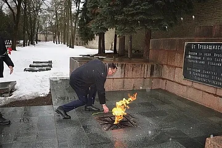 Возложение цветов 23 февраля. Сквер памяти. Сквер павших борцов Псков. Памятник 23 февраля Псков. Сайт сайт 23 новости 23