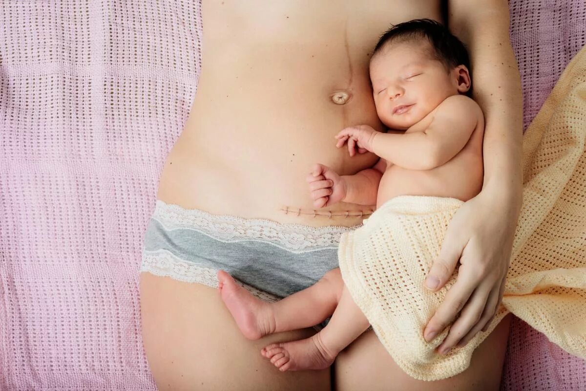 Беременность в первый год после родов. Малыш в животике. Младенец на животе у мамы.