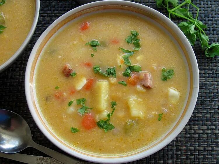 Суп с беконом. Суп гороховый. Гороховый суп с копченостями и беконом. Суп с колбасным сыром.