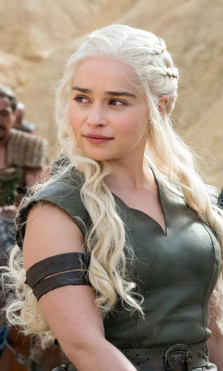Эмилия кларк кхалиси. Дейенерис таргариен актриса. Как зовут королеву драконов. Дублер дейнерис. Дейенерис таргариен кхалиси.