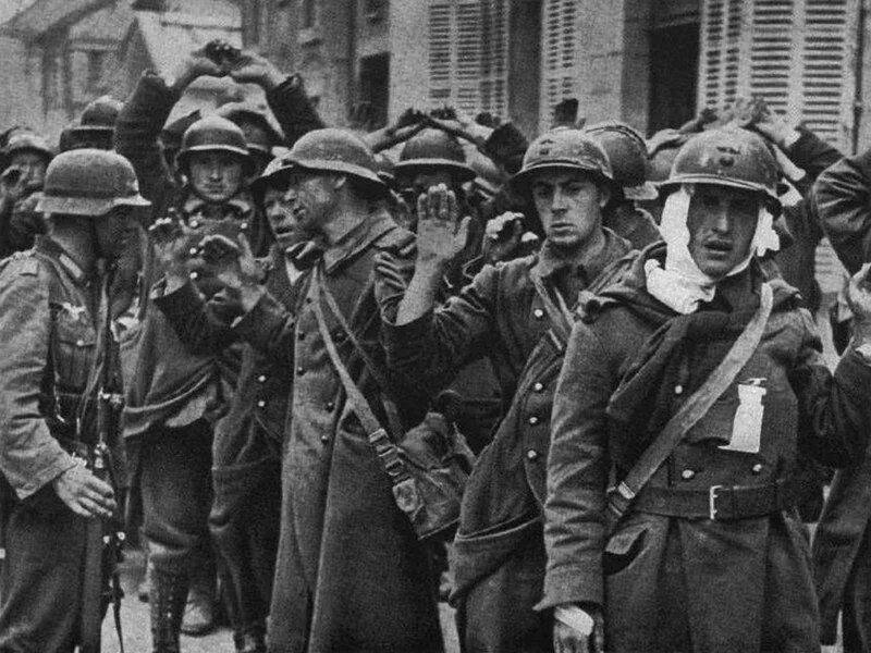 Германия между войнами. Французские солдаты второй мировой 1940. Французские военнопленные 1940. Пленные французские солдаты 1940. Французские военнопленные во второй мировой войне.