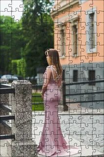 Она одета в платье