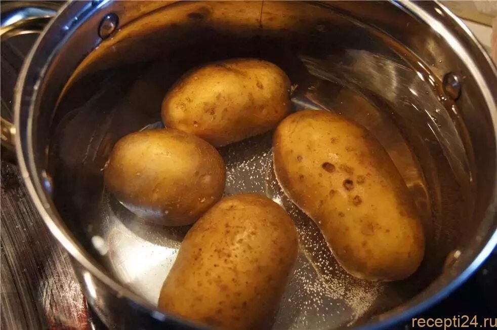 Сколько варить среднюю картошку в мундире. Картофель в мундире. картофель в кастрюле. картофель варится. отварить картофель.