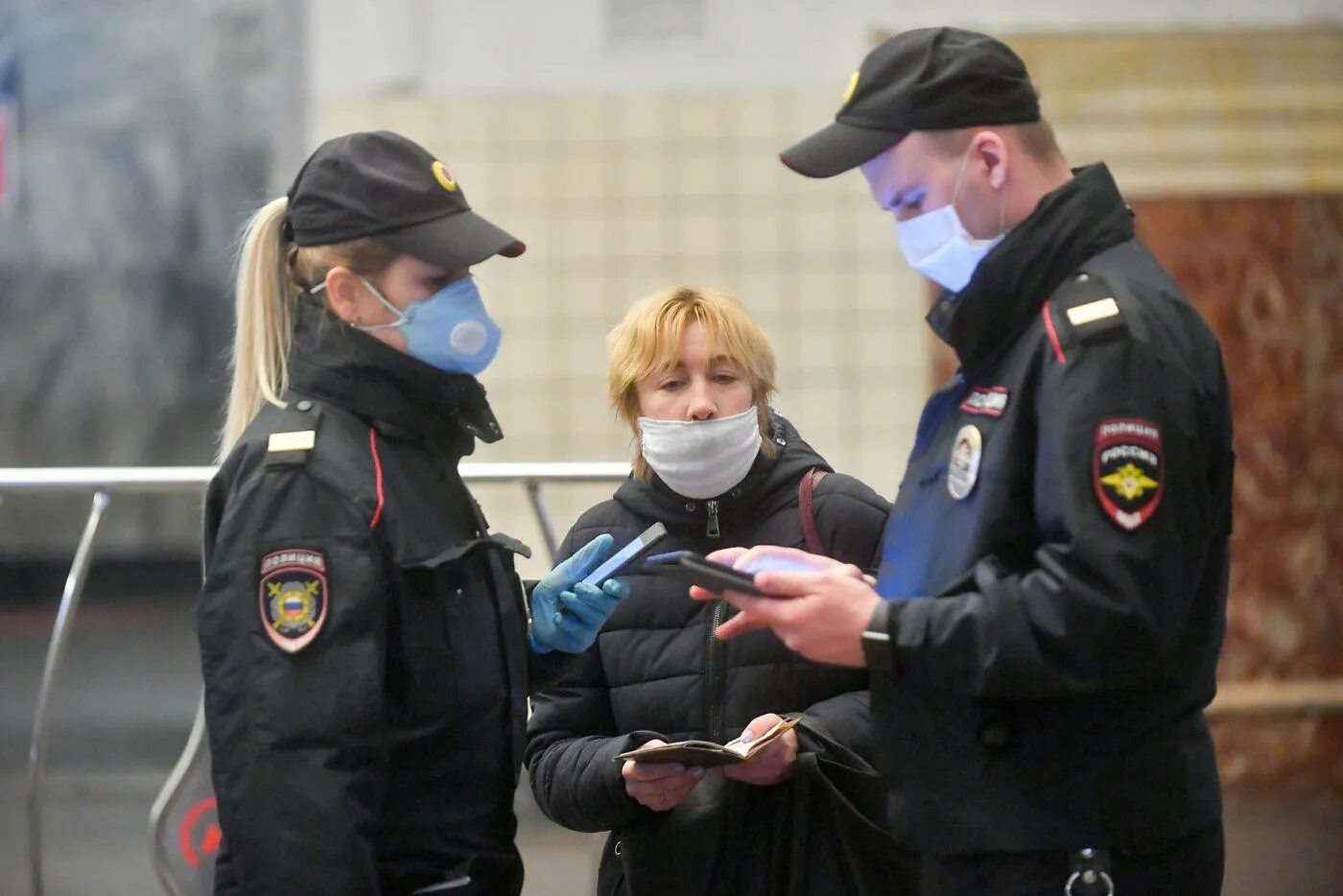 Цифровая полиция. Полицейский проверяет. Полиция Москвы. Полиция проверка. Полицейские проверяют телефоны