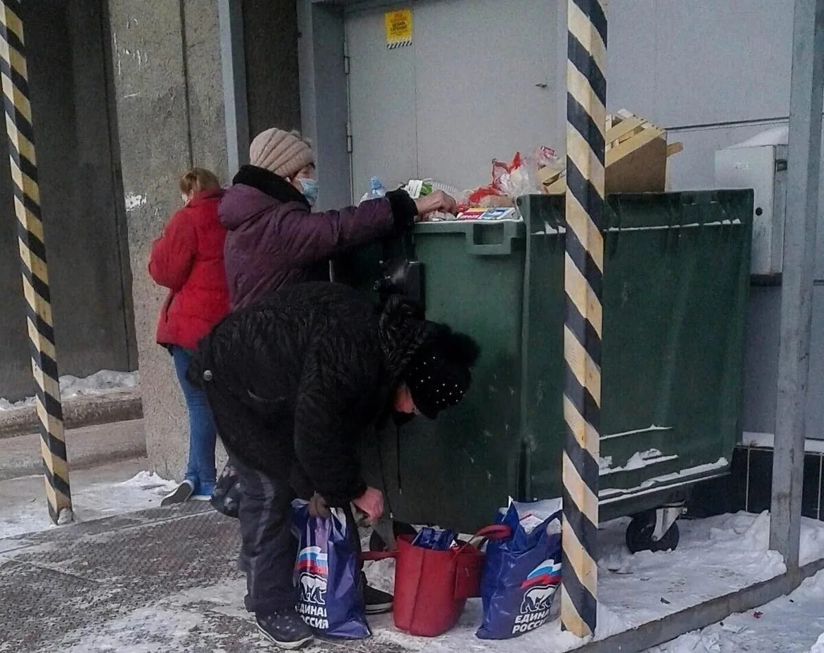 Пенсионеры роются в мусорке. Пенсионеры роются в Баках. Рыться в мусорке