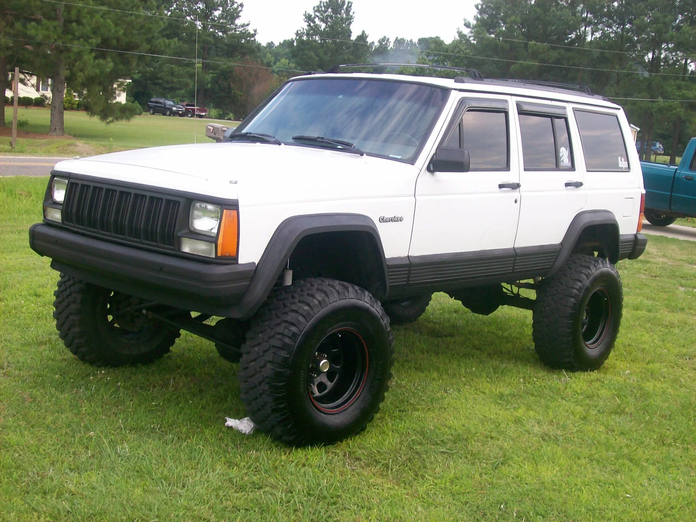 Jeep cherokee xj 35 колеса. Диски jeep cherokee xj r16. Jeep cherokee xj 1994. Колесный чероки. Jeep cherokee xj 1985.