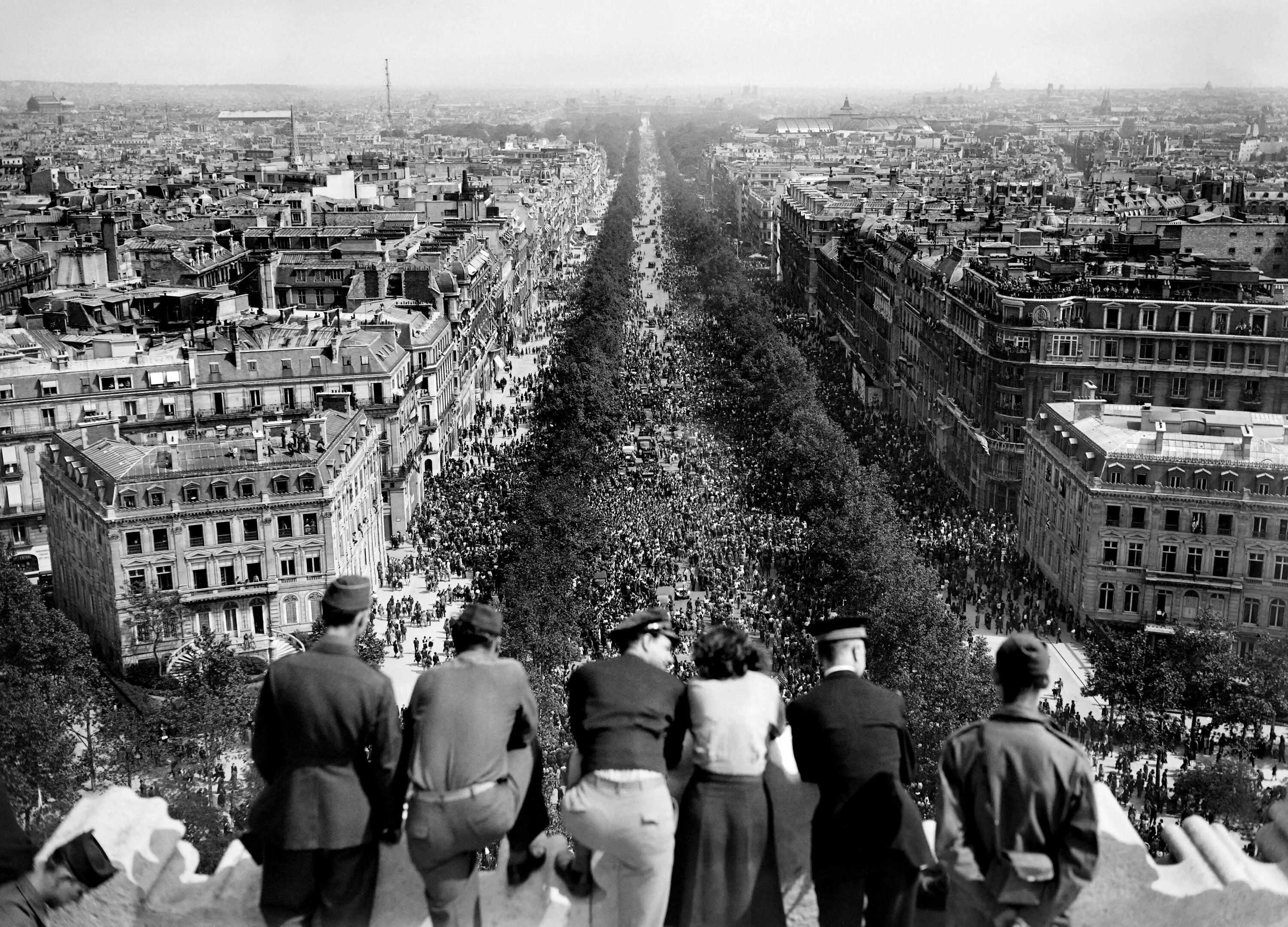 Франция в 1945г. Париж 8 мая 1945. Париж 1945 год. Освобождение Франции 1944 Париж.