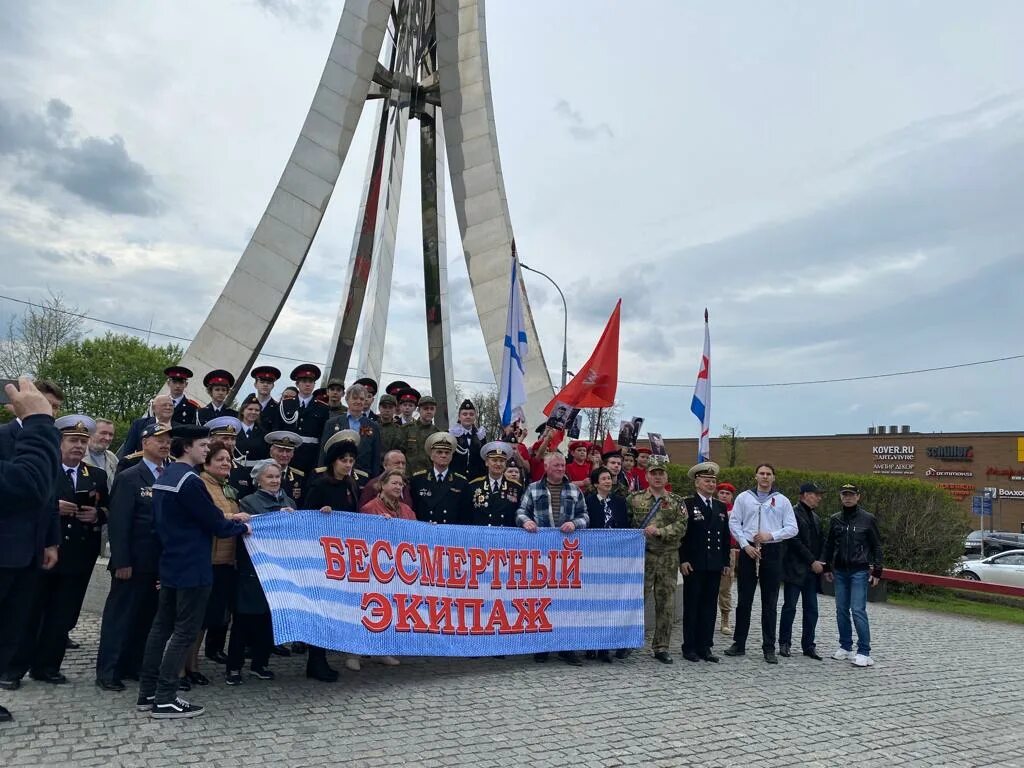 Дом творчества севастополец. Колонна с флагами россии в севастополе. Большая юшуньская 14 севастополец. Главный в церкви. Дворец севастополец.