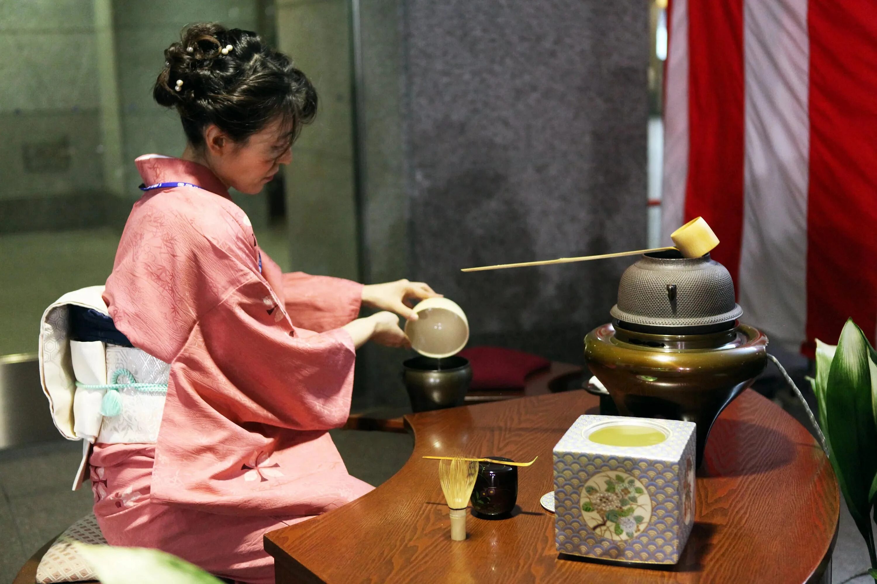 Чайная церемония в Японии заварка чая. Традиции Японии чайная церемония. Чайная церемония в Японии 18 век. Послеобеденная чайная церемония в Японии. После обеда подали чай