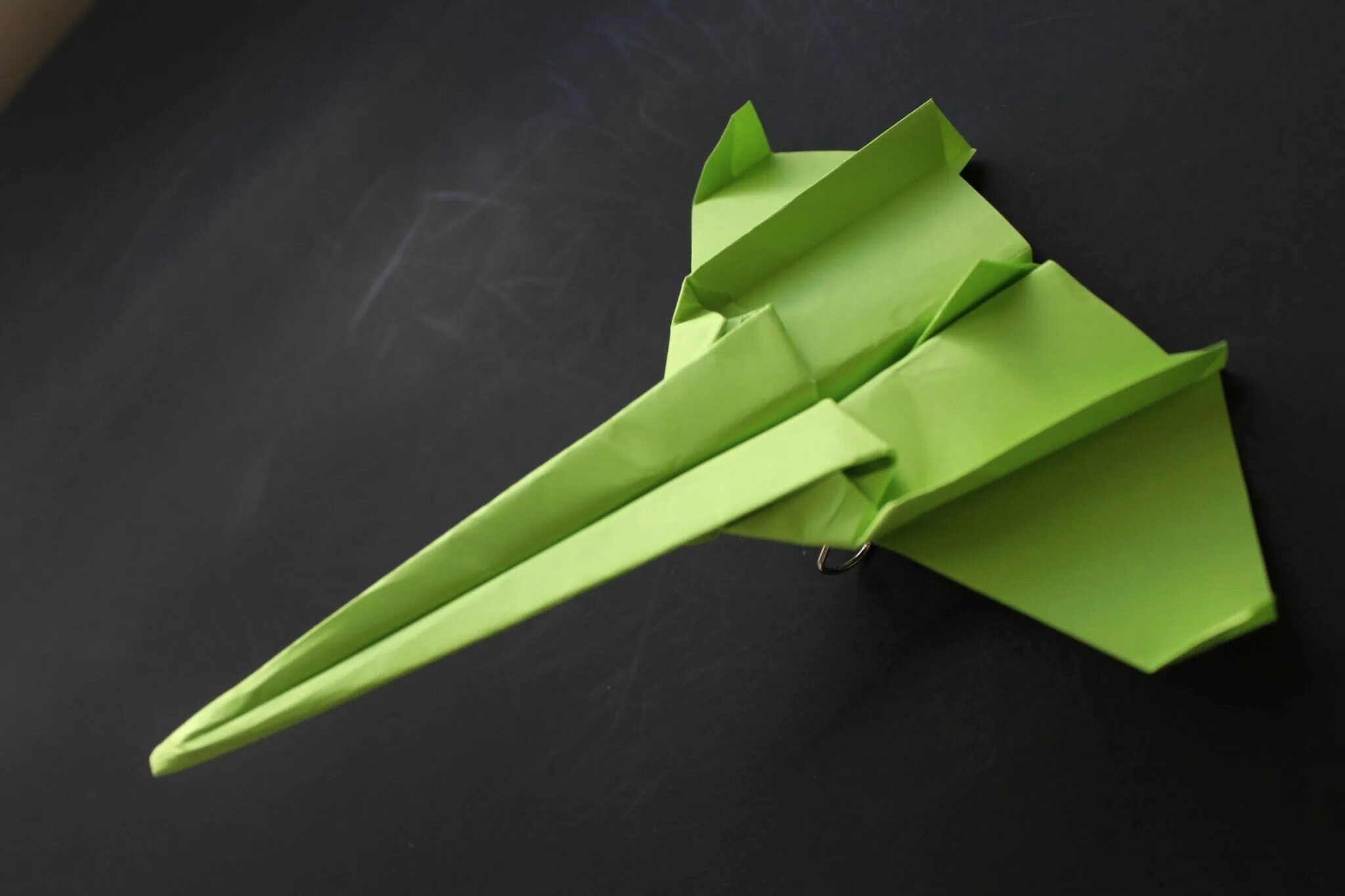Бумажный истребитель. Оригами самолёт истребитель ф15. Оригами самолет бомбардировщик. Самолет истребитель из бумаги.