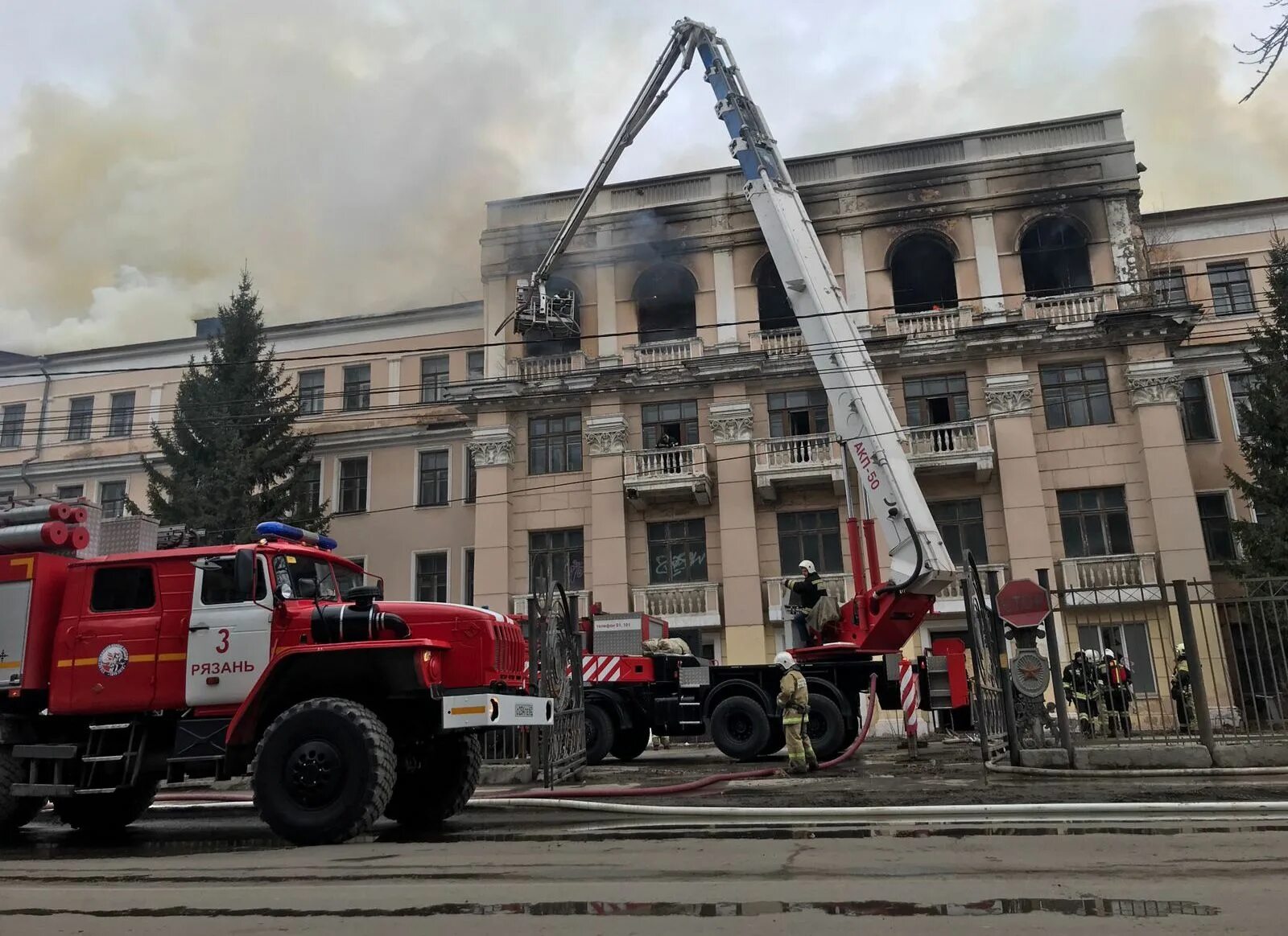 В рязани сгорел. Училище связи Рязань пожар. Пожары в Рязани 2022. Здание училища связи в Рязани. Здание МЧС Рязань.