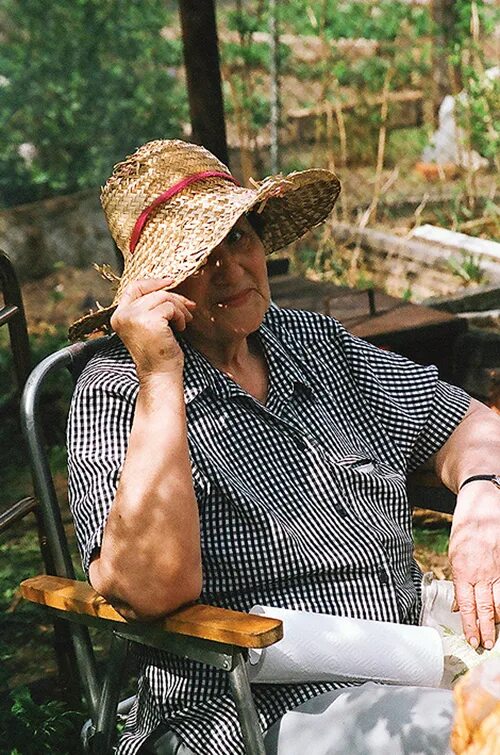 Бабушка и дедушка в деревне. Старушки на даче. Дачные посиделки. Деревенская бабушка. Старуха в огороде.