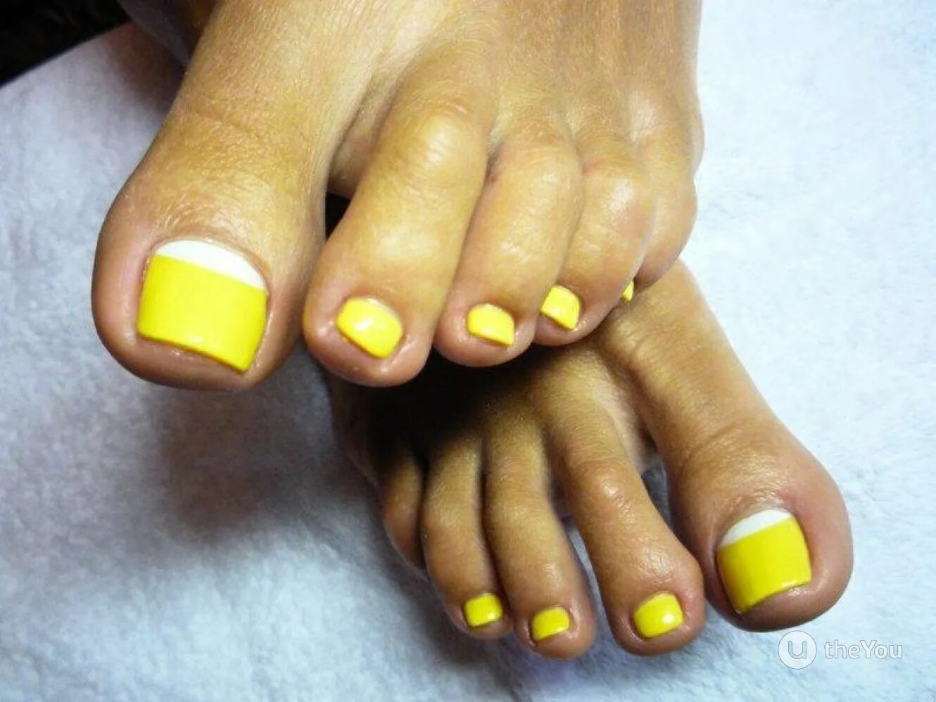 Желтые стопы. Педикюр желтый с белым. Ногти на ногах желтого цвета. Педикюр в желтых оттенках. Желто лимонный педикюр.