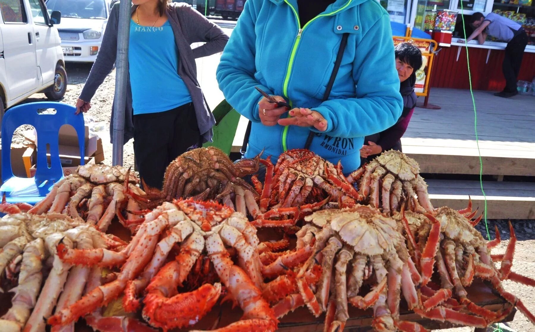 Краб магадан. Крабовый рынок Взморье Сахалин. Камчатский краб Охотское море. Камчатский краб Взморье Сахалин.