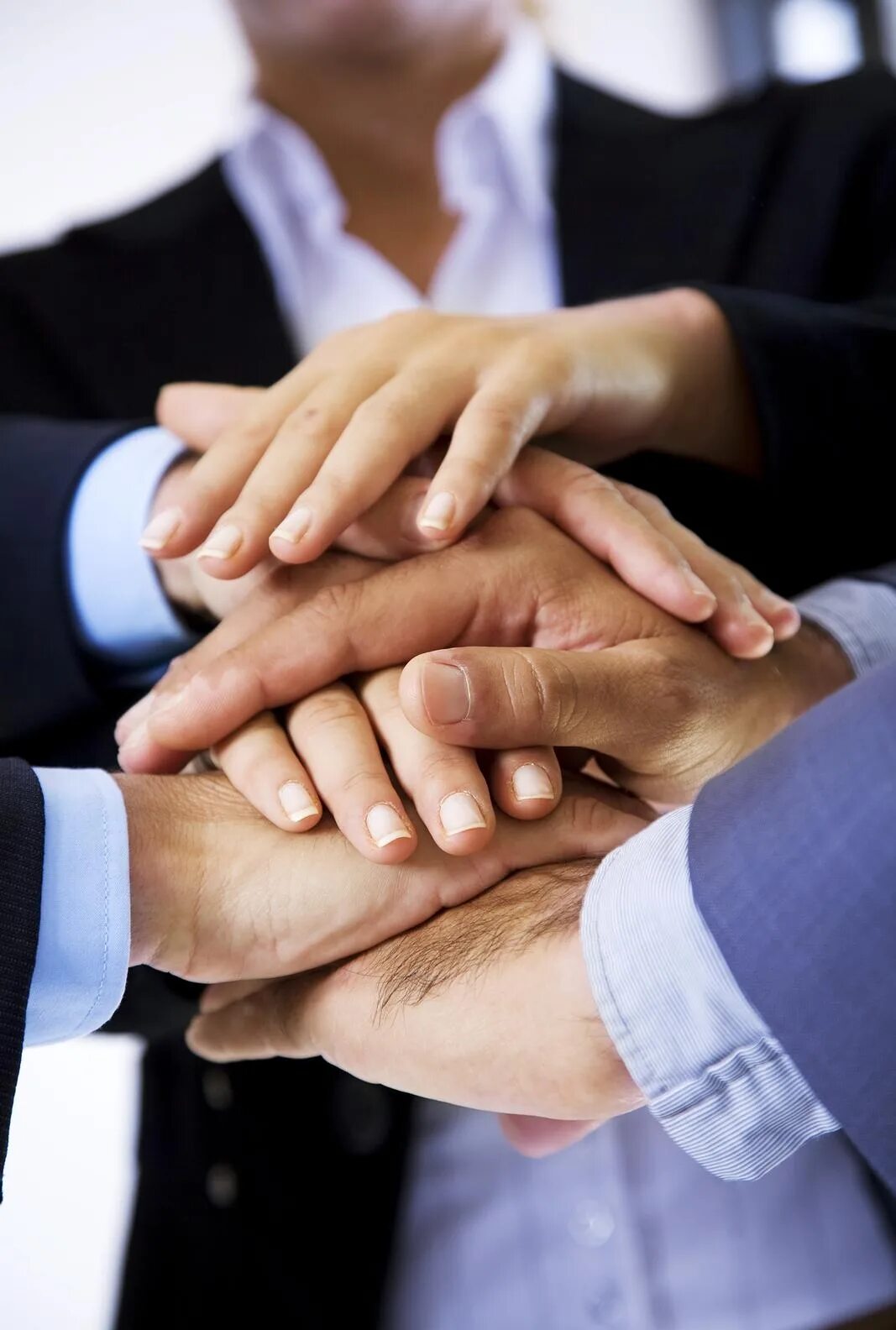 Client handshake. Рукопожатие. Партнерские отношения в бизнесе. Пожатие рук. Рукопожатие людей.