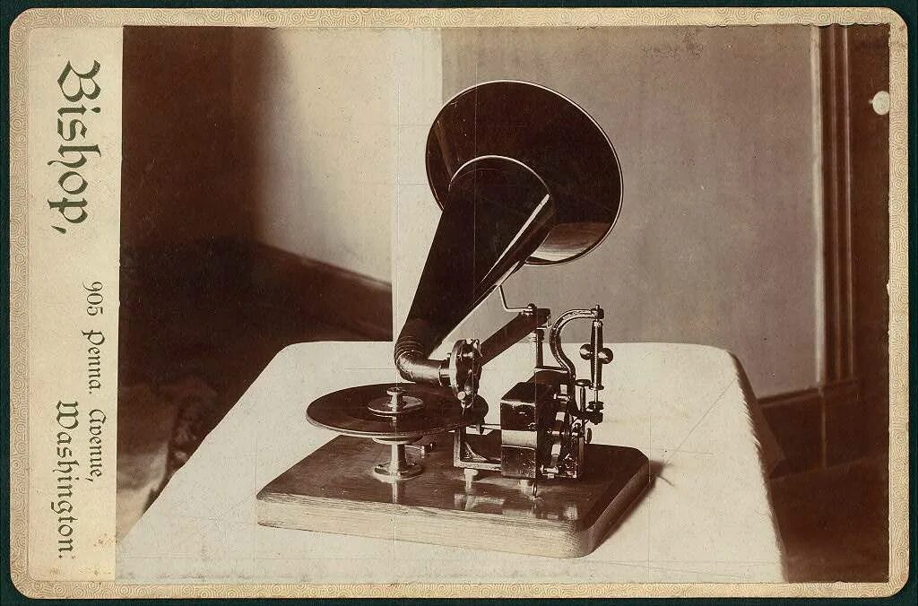 Граммофон Берлинера 1887. Был создан в 1887 году записать словами