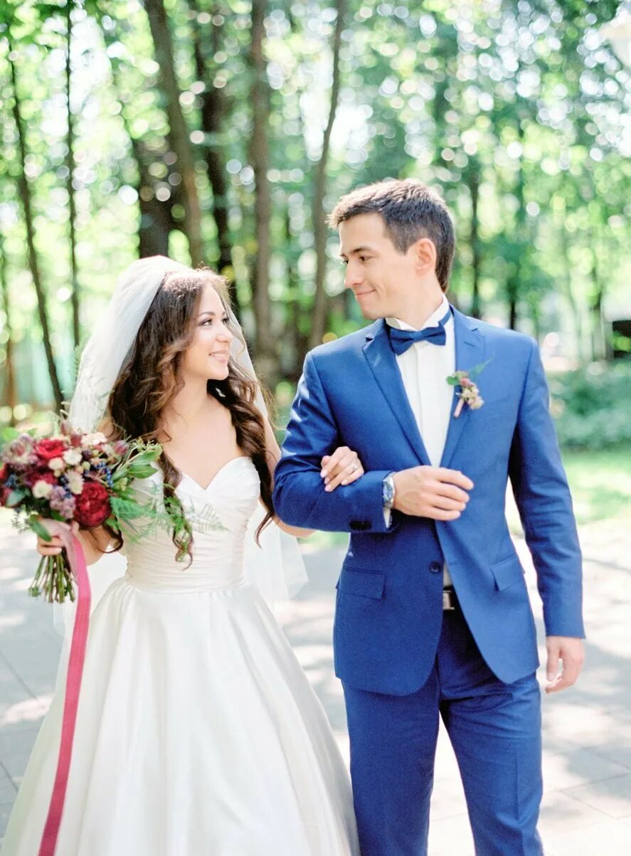 Брачная одежда. Костюм жениха. Свадебный костюм для жениха. Свадебные Наряды жениха и невесты. Жених в синем костюме и невеста.