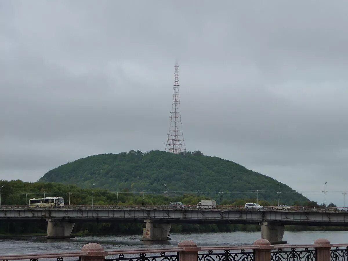 Сопка биробиджан. Биробиджан сопка телевышка. Биробиджан район сопка. Набережная биробиджан. Биробиджанская телевышка.