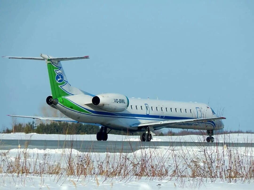 Победилово киров сочи. Embraer 145 Комиавиатранс. АН-24 Комиавиатранс. Эмбраер Победилово. Аэропорт Победилово Киров самолеты.