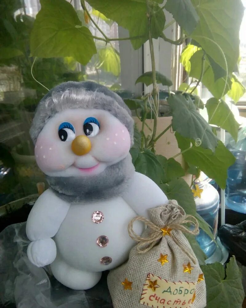 Снеговик из синтепона большой. Поделки из синтепона в садик. Как сделать снеговика из синтепона. Новогодняя игрушка из синтепона. Поделка снеговик из синтепона.