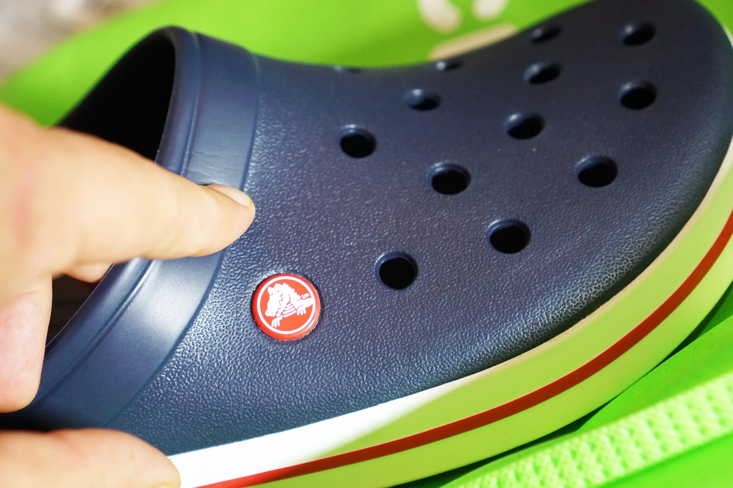 Как отличить crocs. Крокс оригинал подошва. Crocs Boulder Colorado. Crocs v30 Nike. Подошва оригинала крокс Crocs.