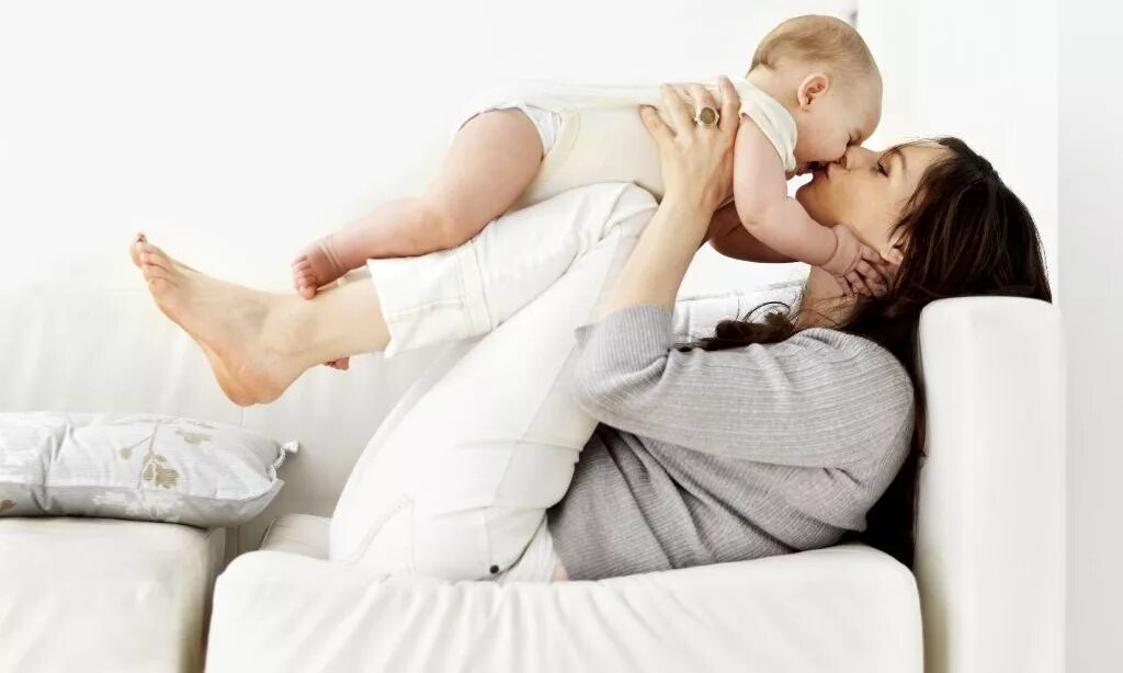 Малыш и мама. Мама с ребёнком на руках. Мама с малышом на руках. Мама с малышом на диване.
