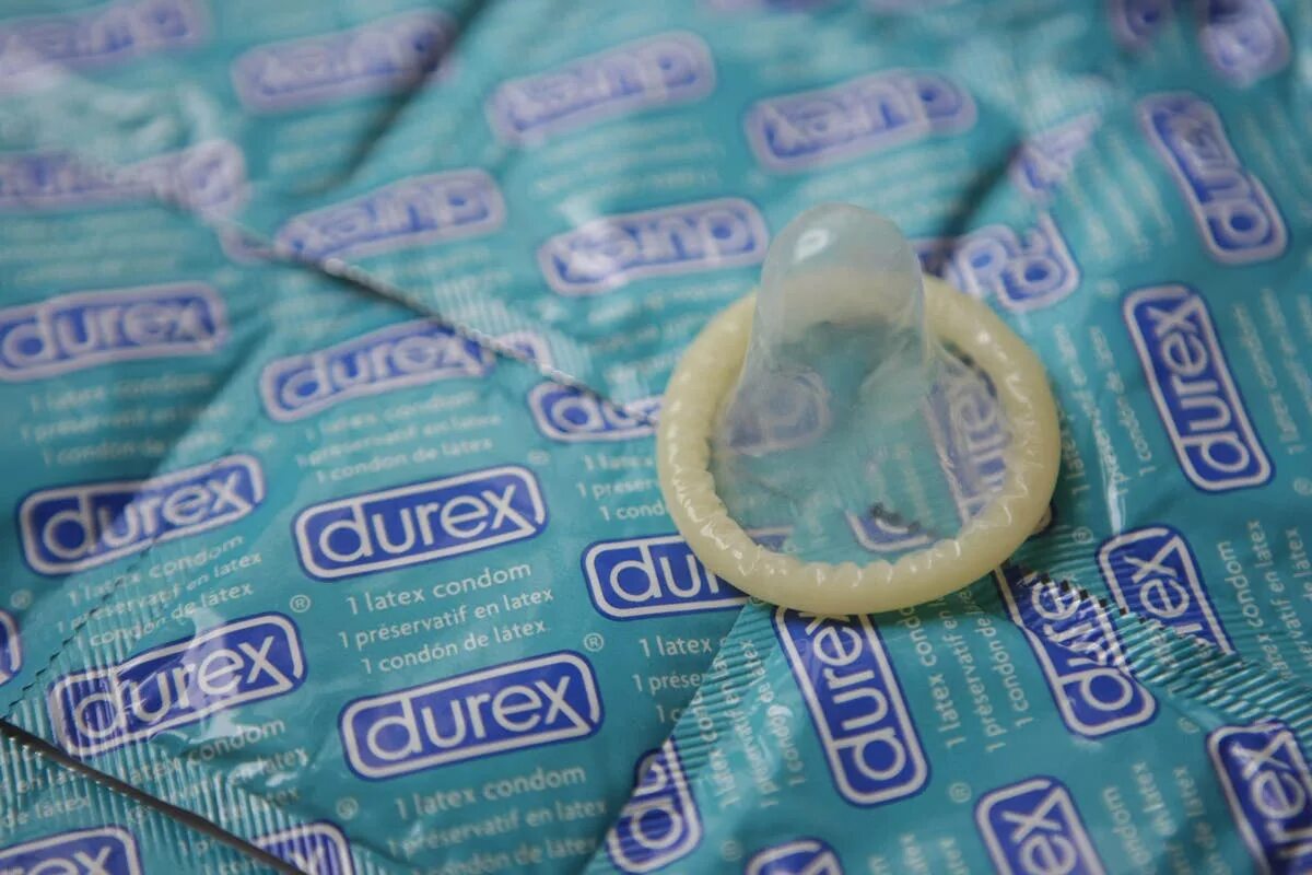 Упаковка презиков. Презервативы дюрекс открытый. Одноразовые презервативы. Использованный презик.