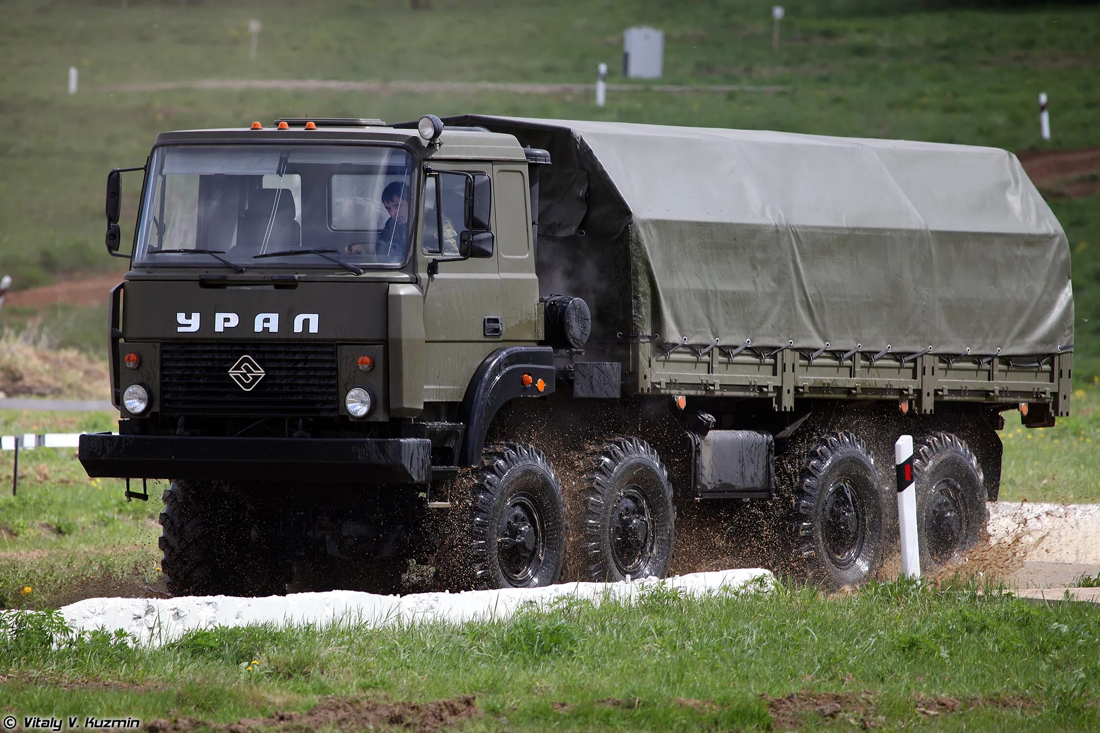 Четырех мостовый. Камаз 6560 новый. Четырех мостовый. Урал 4320 колесный тягач. Четырех мостовый.