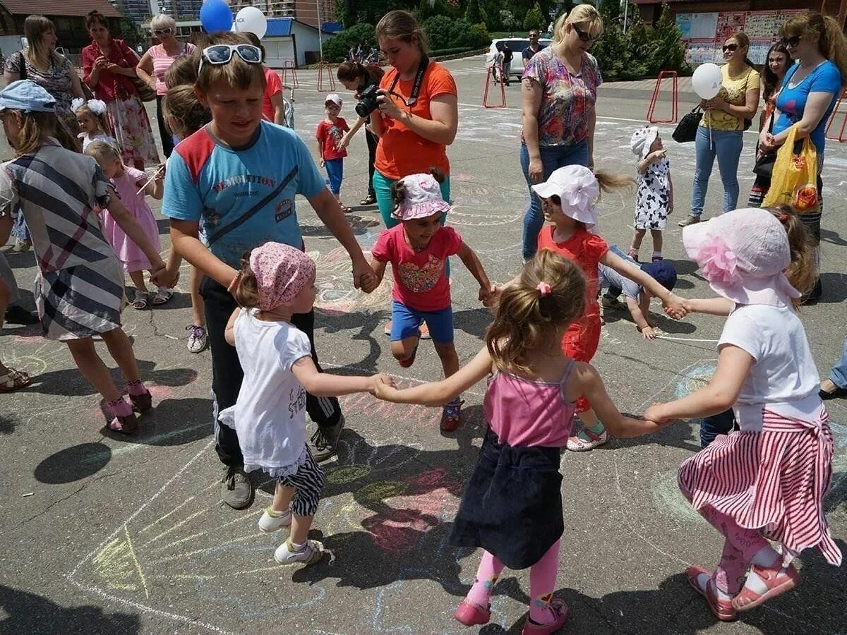 День детства на улице. Конкурс на день детства на улице. День москвы в детском саду. День детства. Костюмы на день детства.