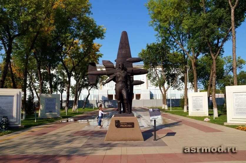 Памятник м. м. Расковой. Летный городок Энгельс 1. Памятник Расковой в Энгельсе. Парк Марины Расковой Энгельс. М расковой энгельс