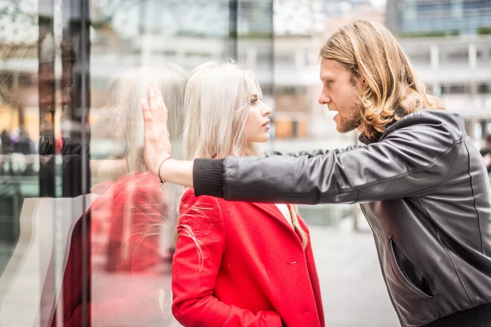 Цитаты про женщин с легким поведением. Парень несет девушку на руках. Мужчина знакомится с женщиной. Статусы про поведение мужчин. Пары влюбленных.
