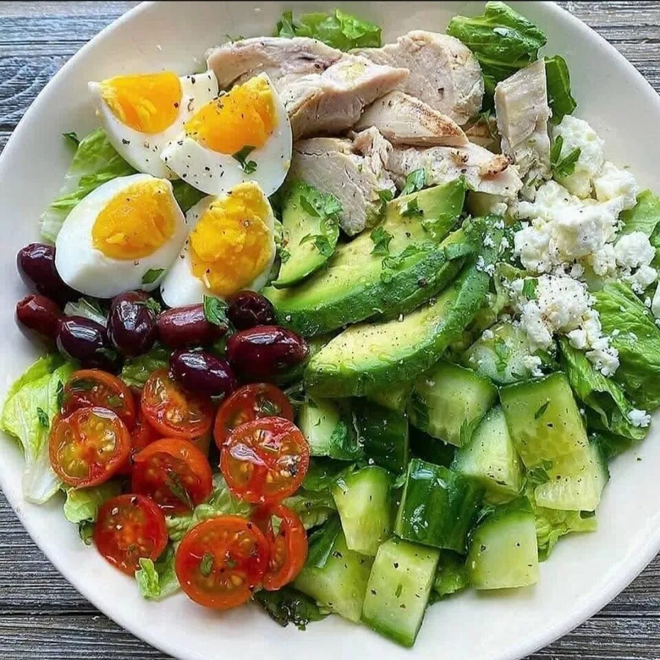 Пп салат из огурцов. Пп ужин из зелени. Пекинская капуста с кукурузой и огурцами. Салат из авокадо с огурцом. Пп салат из огурцов.