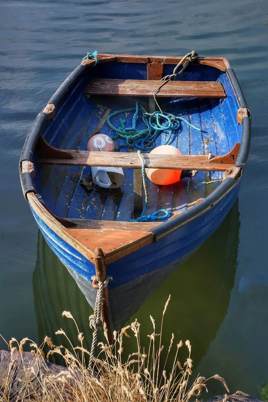 Самая маленькая лодка в мире краткое содержание. Лодка рыбака Рыбачья лодка. Рыбак в лодке. Рыболовецкая лодка. Маленькие лодки.