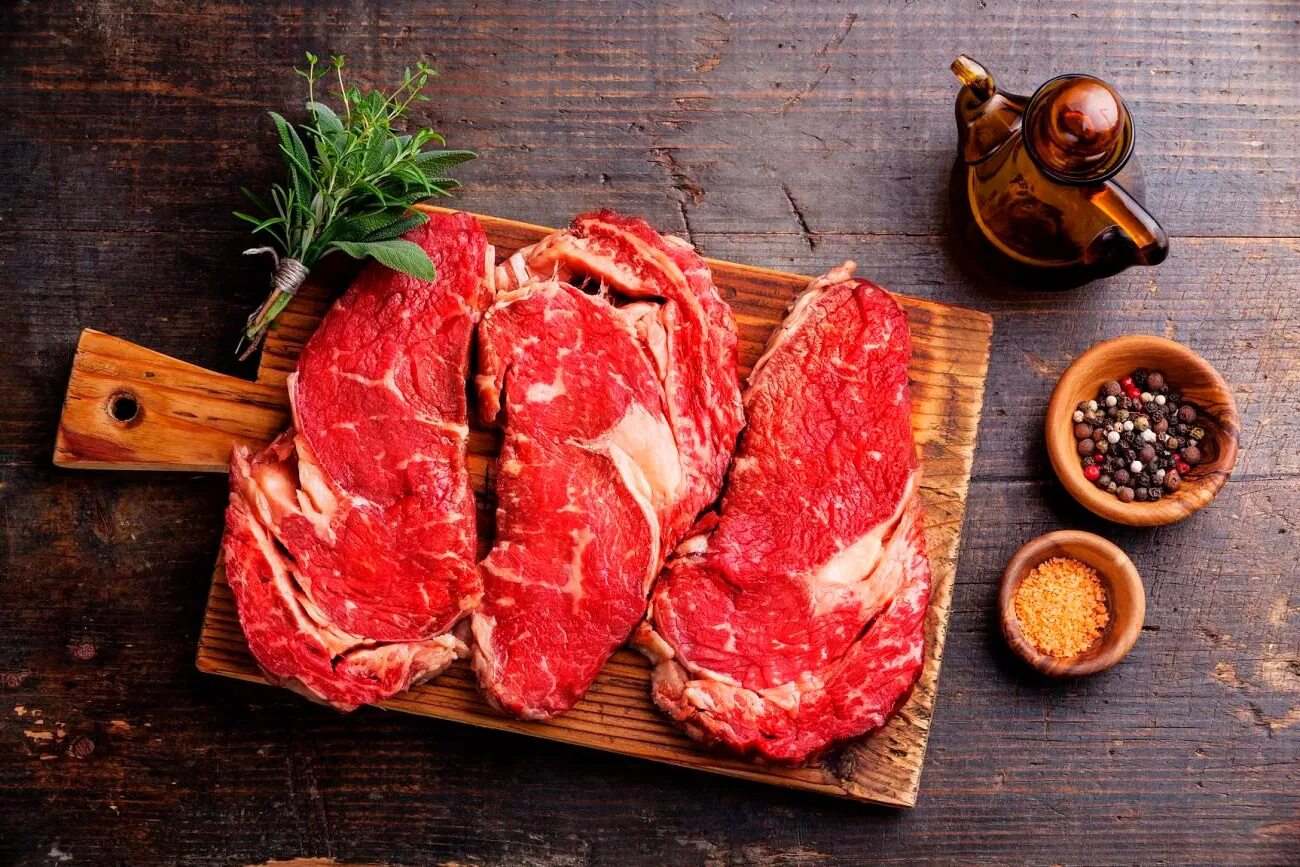 свежий стейк. специи для мяса. свежий стейк. свежее мясо. свежий стейк.