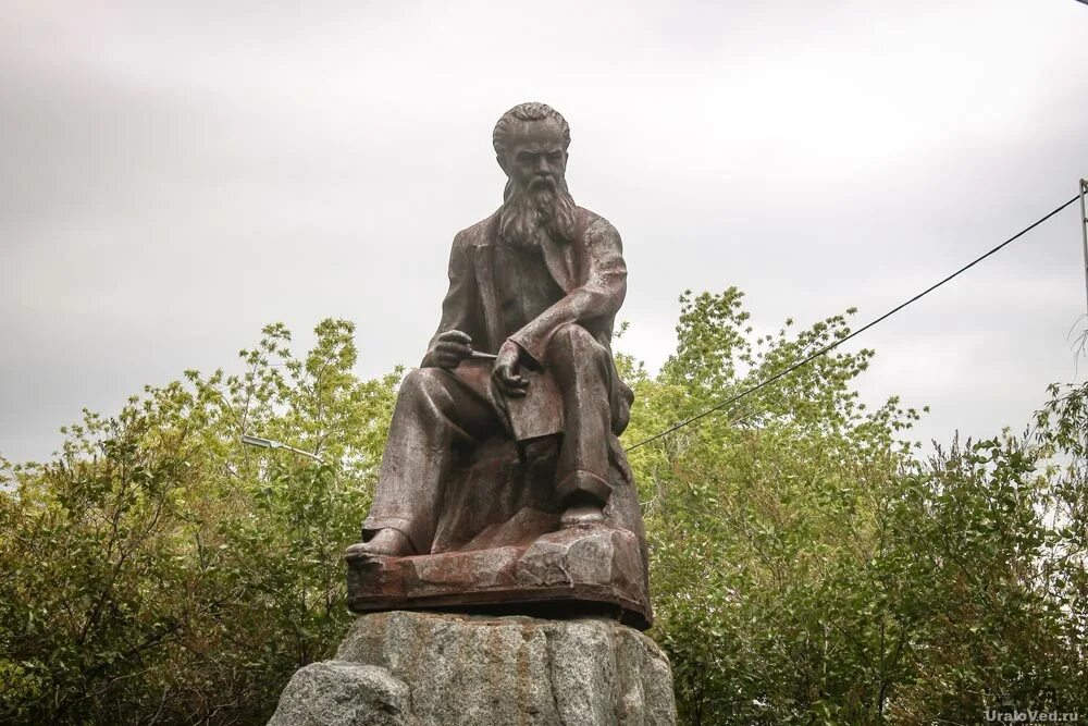 Памятник бажову. Памятник Бажову в Копейске. Памятник п. п. Бажову. Памятник Бажову в поселке Бажово.