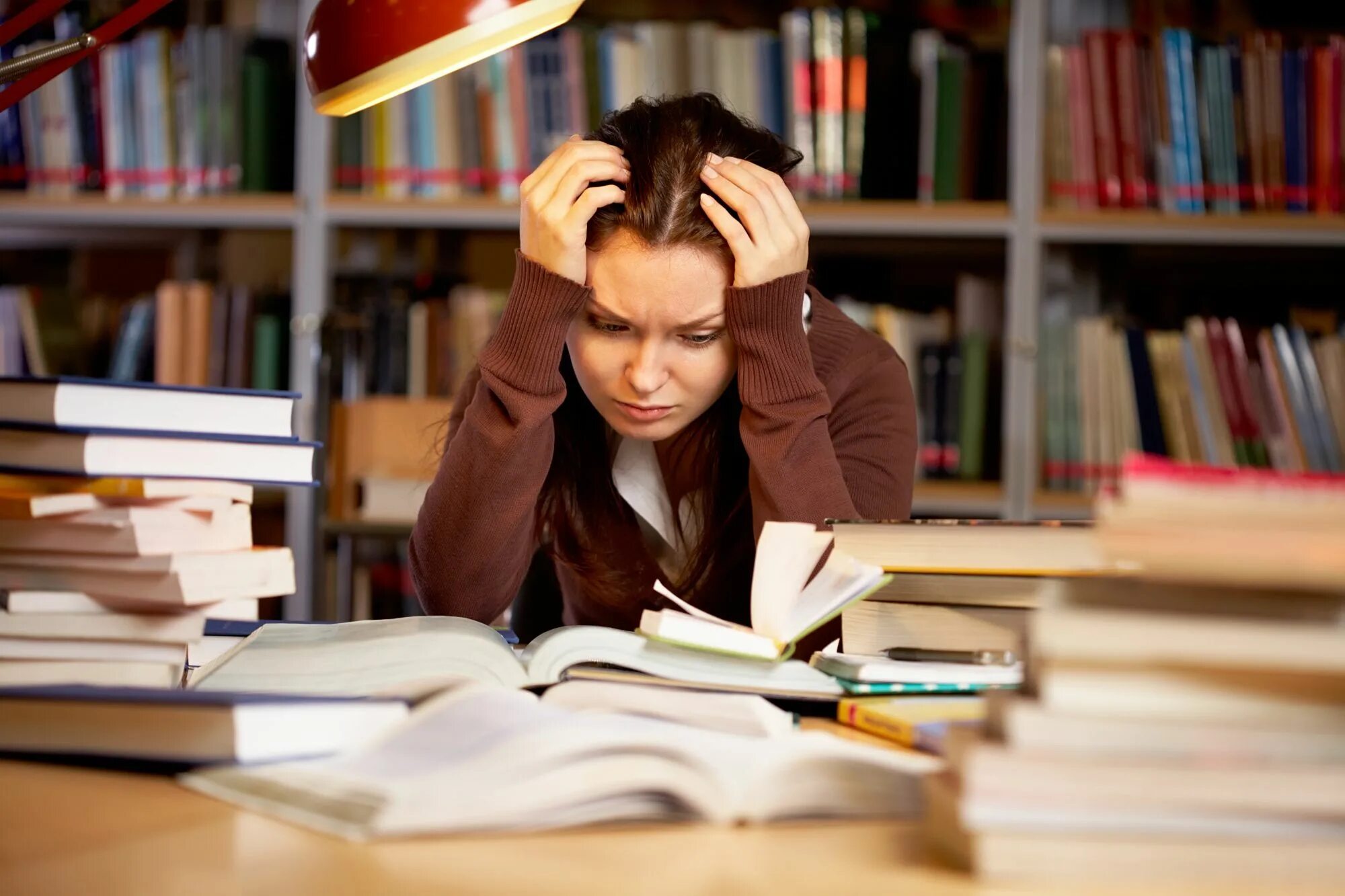 Stressed student. Стресс на учебе. Стресс у студентов. Проблемы с учебой. Человек готовится к экзамену.