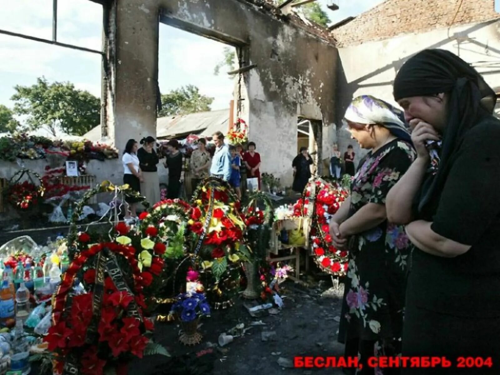 Сколько человек погибло в беслане при захвате. Беслан 1 сентября 2004 террористы. Теракт в Беслане 1 сентября.