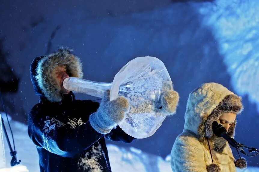 Включи песню лед лед. Музыкальные инструменты из льда. Фестиваль ледовой музыки Норвегия. Музыкант замерз. Фестиваль Полярный джаз в Норвегии.