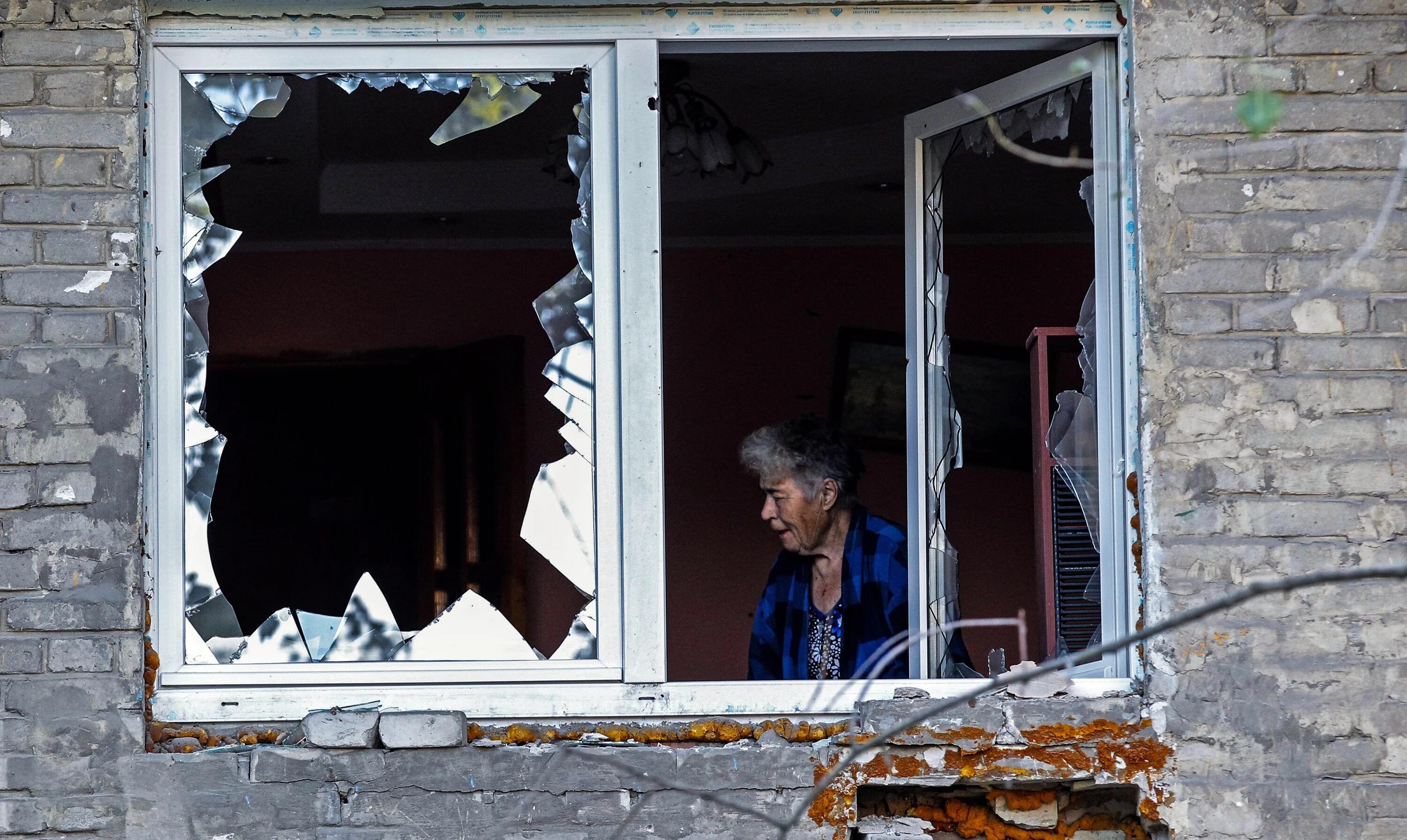 Разрушенное окно. Окно разрушенного дома. Разбитое окно Донбасс. Окно обстрел.