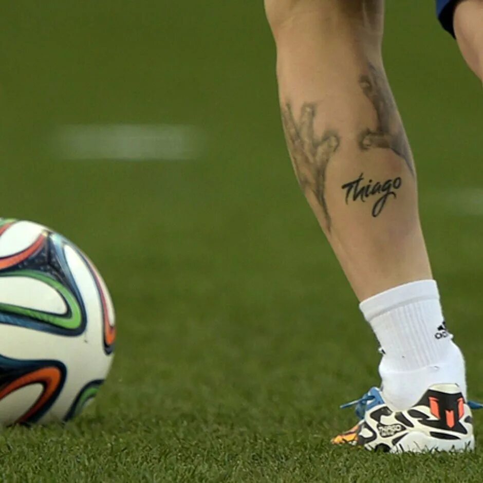 Лионель месси тату. Тату лео месси. Лионель месси тату на ноге. Тату месси. Татуха месси.