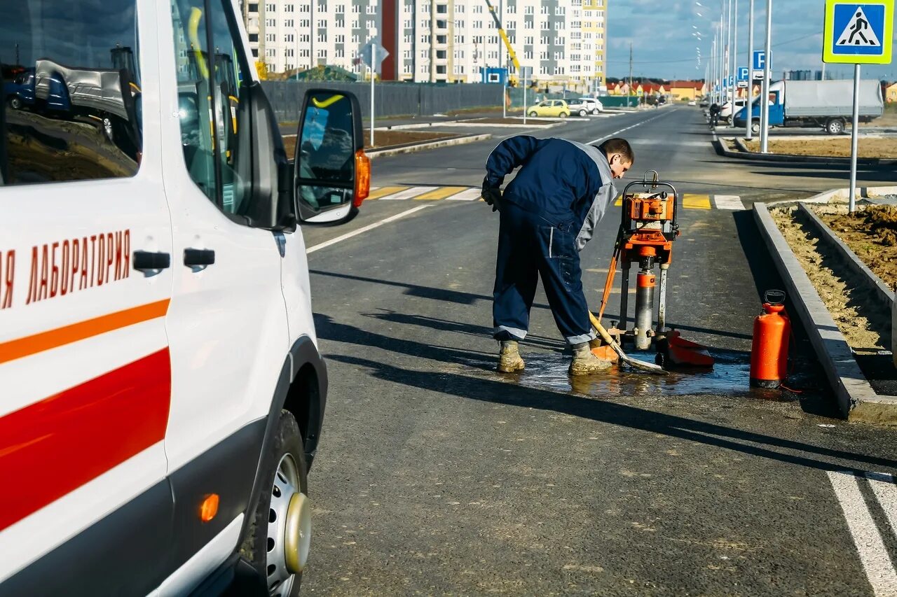 ставропольская дорожно-уборочная служба сотрудники. сухопаров тюмень дорожный. скользкие дороги. уборка снега тюмень. дорожная служба спасения в ночи.