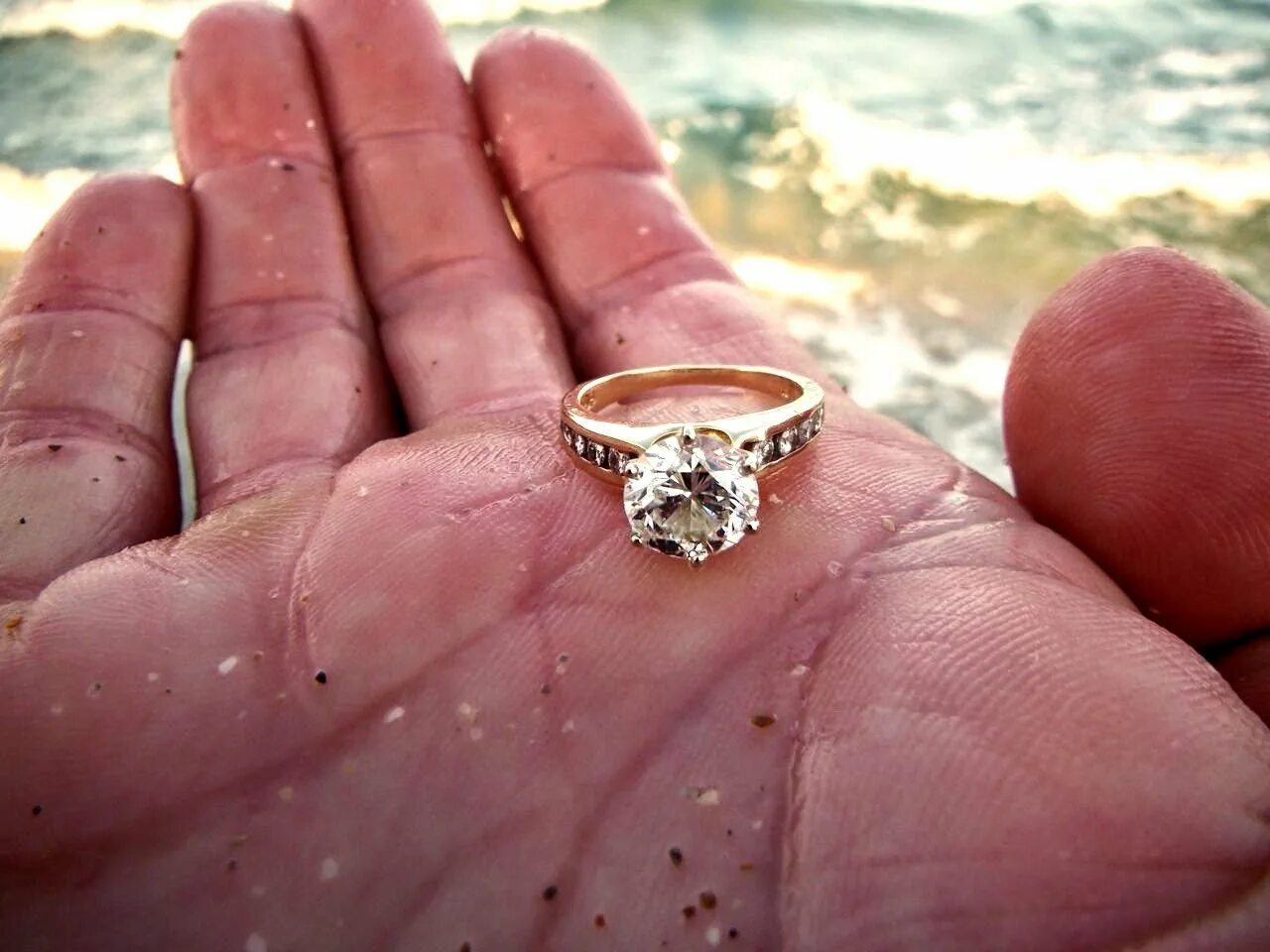 Украшения найденные на пляже. Кольцо на ладони. Обручальные кольца на пляже. Находка кольцо. Кольцо находка