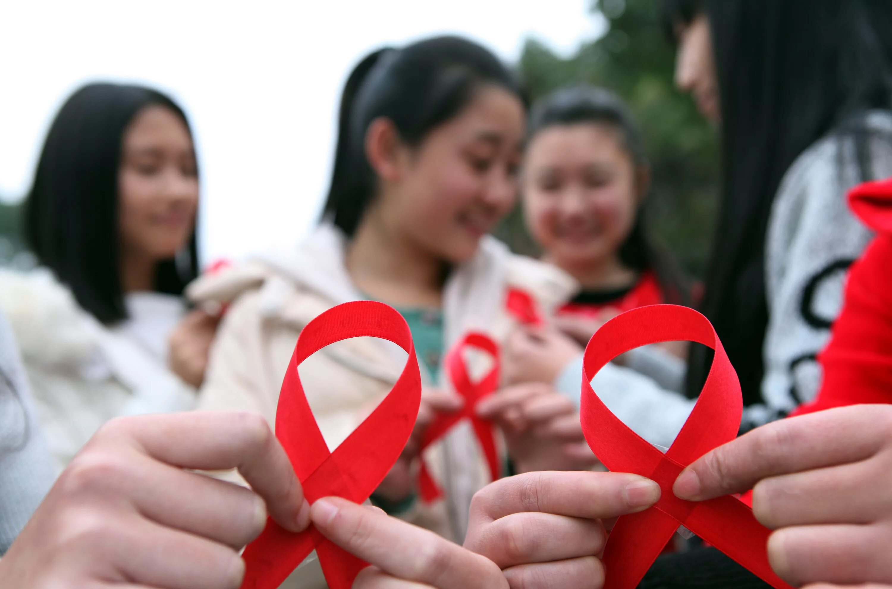День борьбы со СПИДОМ. Красная лента на человеке. Люди против СПИДА. Самый лучший спид
