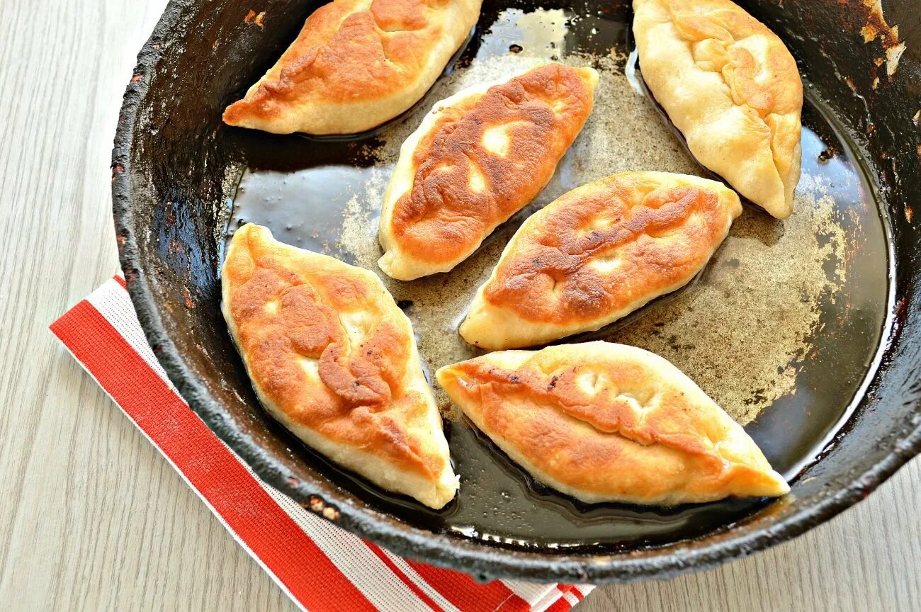 Как называется пирожки с мясом жареные. Пирожки с мясом. пирожки с мясом жареные. пирожки с мясом на сковороде. пироги жареные на сковороде.