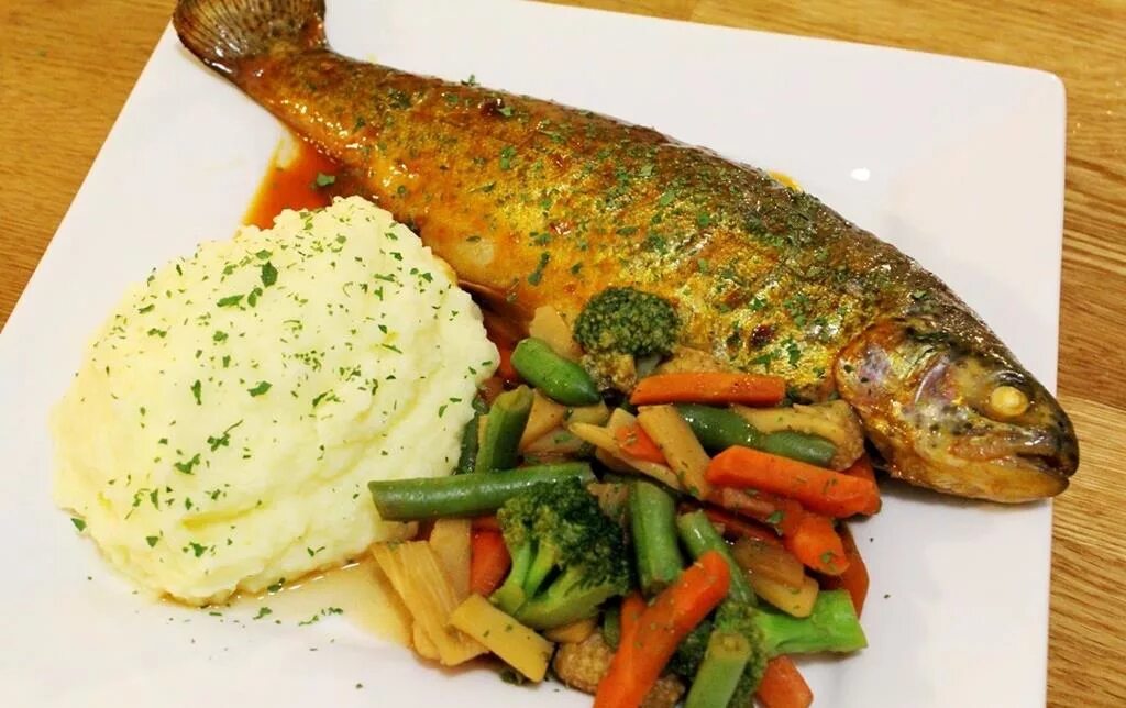 Простые рецепты рыбы с овощами. Красноглазка рыба. Форель запеченная с овощами. Форель с овощами в духовке. Форель запечённая в духовке с овощами.