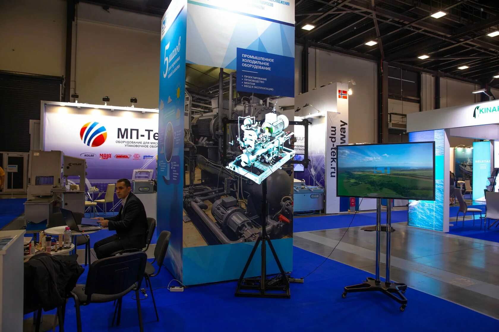 Монитор hp zvr. Предметы будущего в повседневной жизни. 3d голографический вентилятор. Голографический вентилятор. 3d контент.