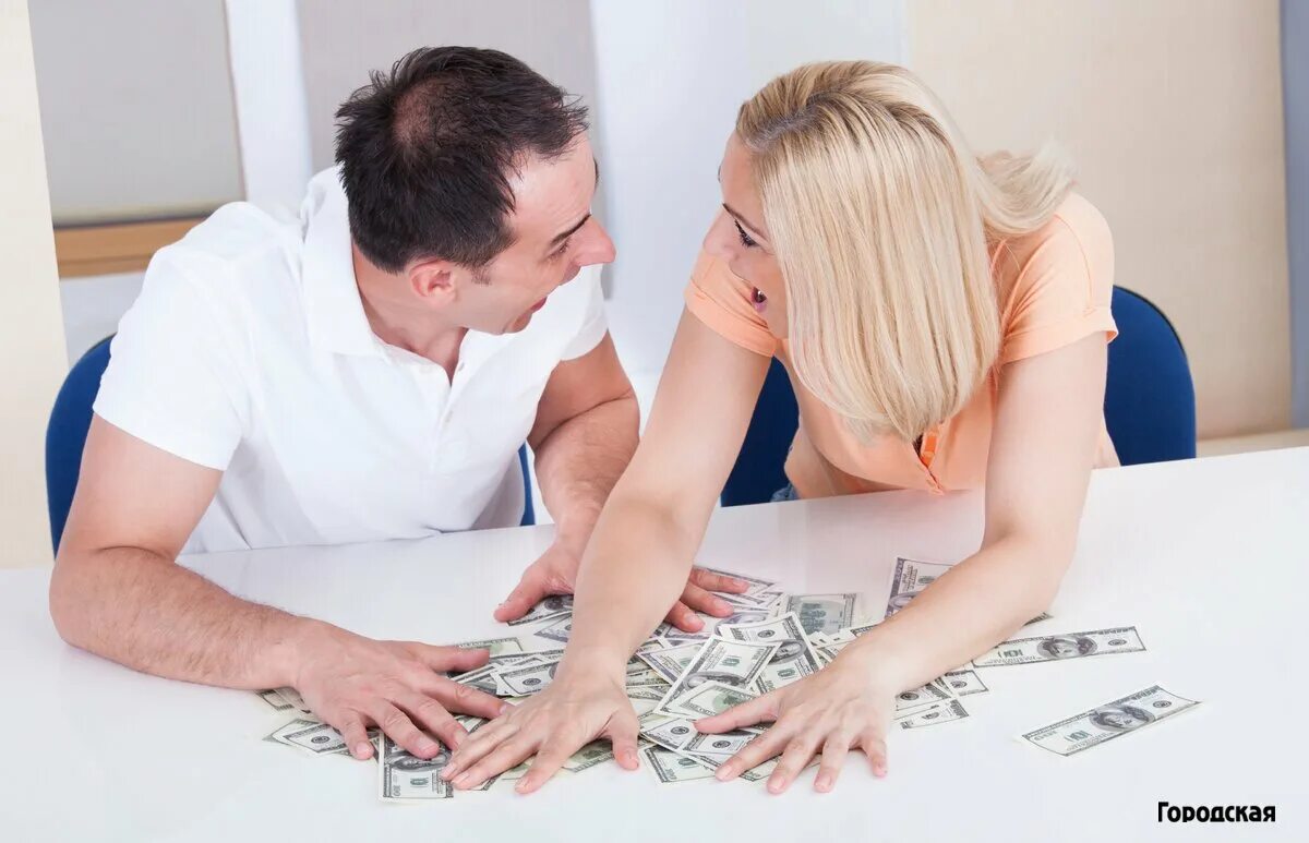 Хозяйственная женщина. Жена много работает. Ленивый муж. Интеллектуальный юмор в картинках. Жена бизнесмена.