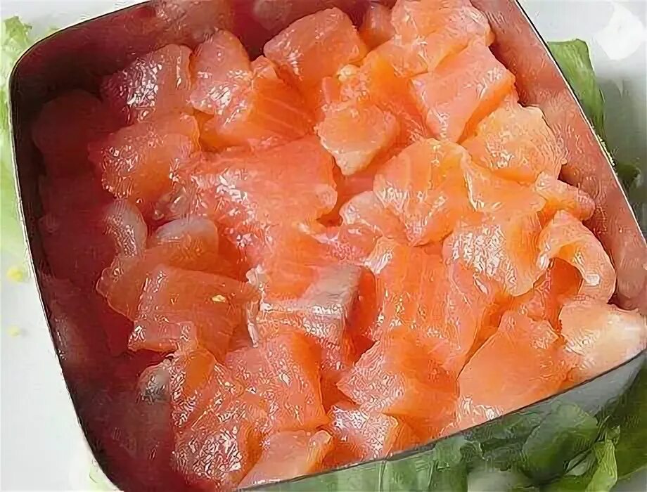 Форель нарезна кусочкам. Копченый лосось. Семгу нарезать кусочками. Кусочки лосося. Красная рыба маленькими кусочками.