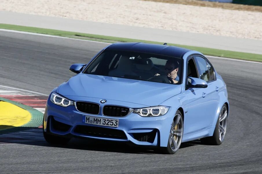 Бмв 225 i. Bmw m5 2012. Bmw m5 f10. Bmw f35 3 series. Бмв белая в автосалоне.